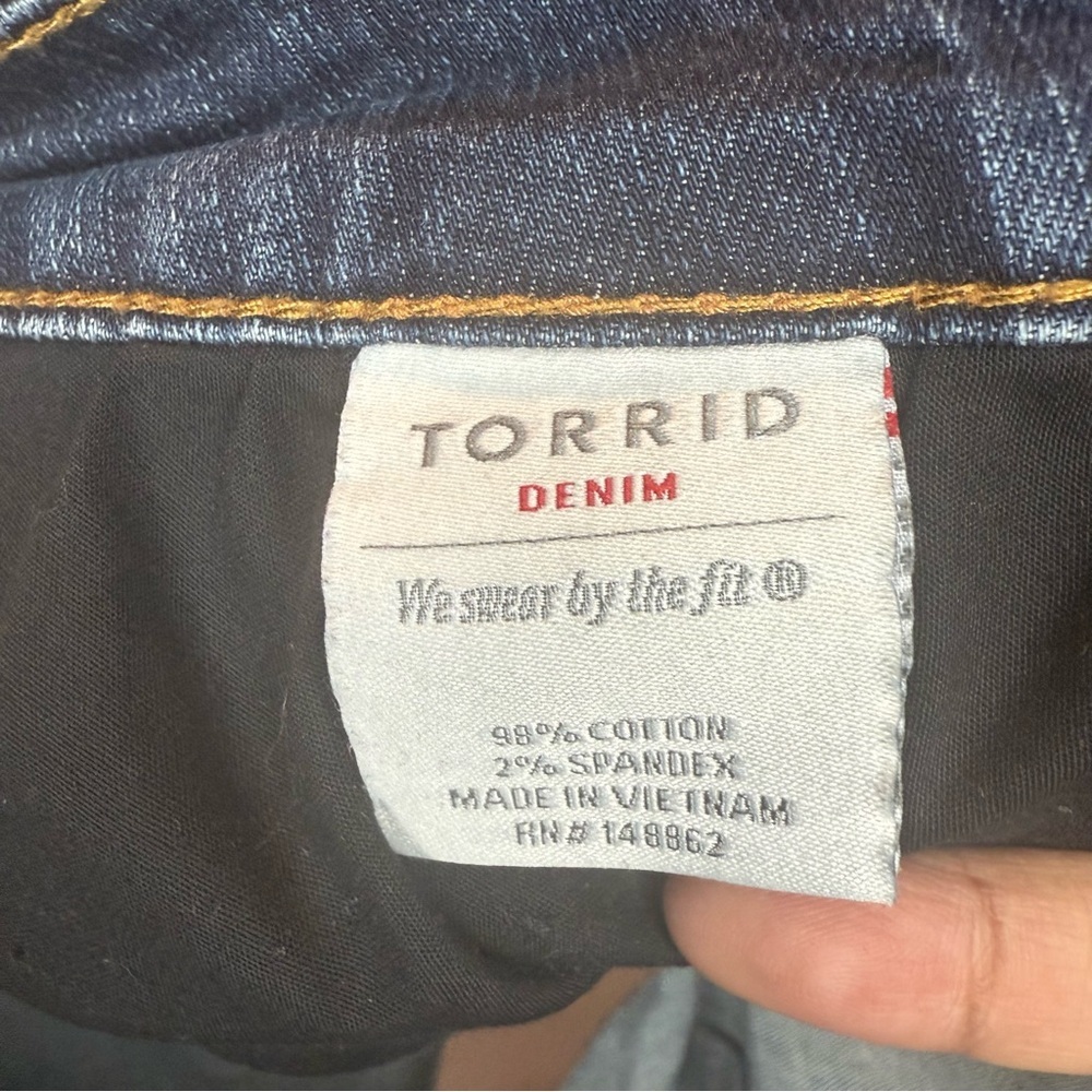 Torrid size 26 Distressed Blue Denim Shorts with Pockets - Picture 3 of 7